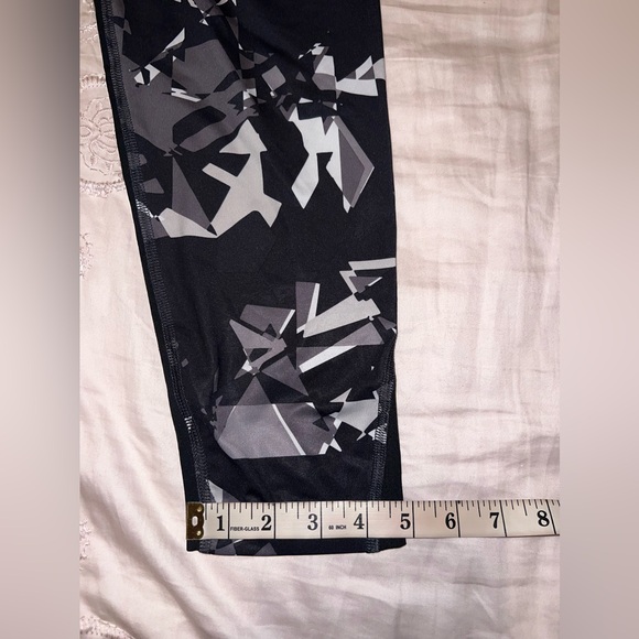 Under Armour EUC Boys' HeatGear Armour ¾ Printed Leggings - Picture 10 of 11